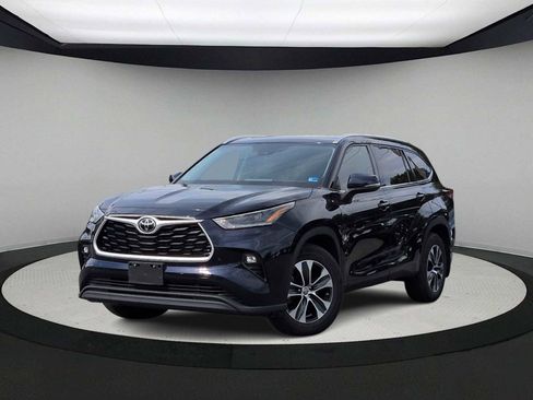 Used 2021 Toyota Highlander XLE AWD/4WD image 1