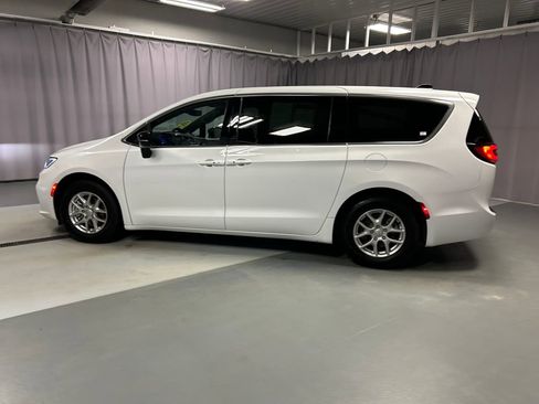 Used 2026 Chrysler Pacifica Select image 4