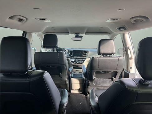 Used 2024 Chrysler Pacifica Select image 28