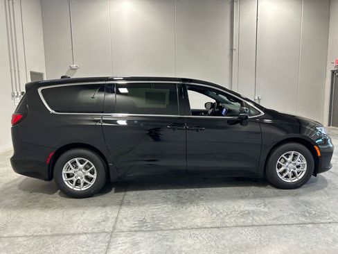 New 2025 Chrysler Pacifica Select image 5