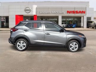 New 2025 Nissan Kicks Play S video 2