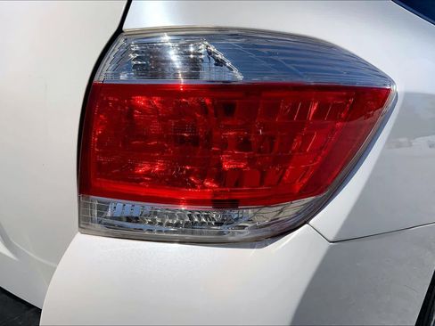 Used 2012 Toyota Highlander FWD w/ Tech Pkg image 29