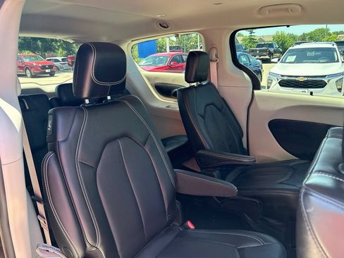 Used 2023 Chrysler Pacifica Touring-L AWD/4WD image 31