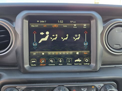 Used 2022 Jeep Gladiator Sport image 10