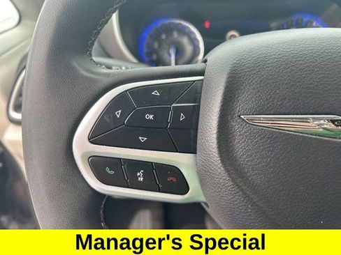 Used 2023 Chrysler Pacifica Touring-L FWD image 16