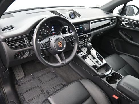 Certified 2023 Porsche Macan AWD/4WD image 4