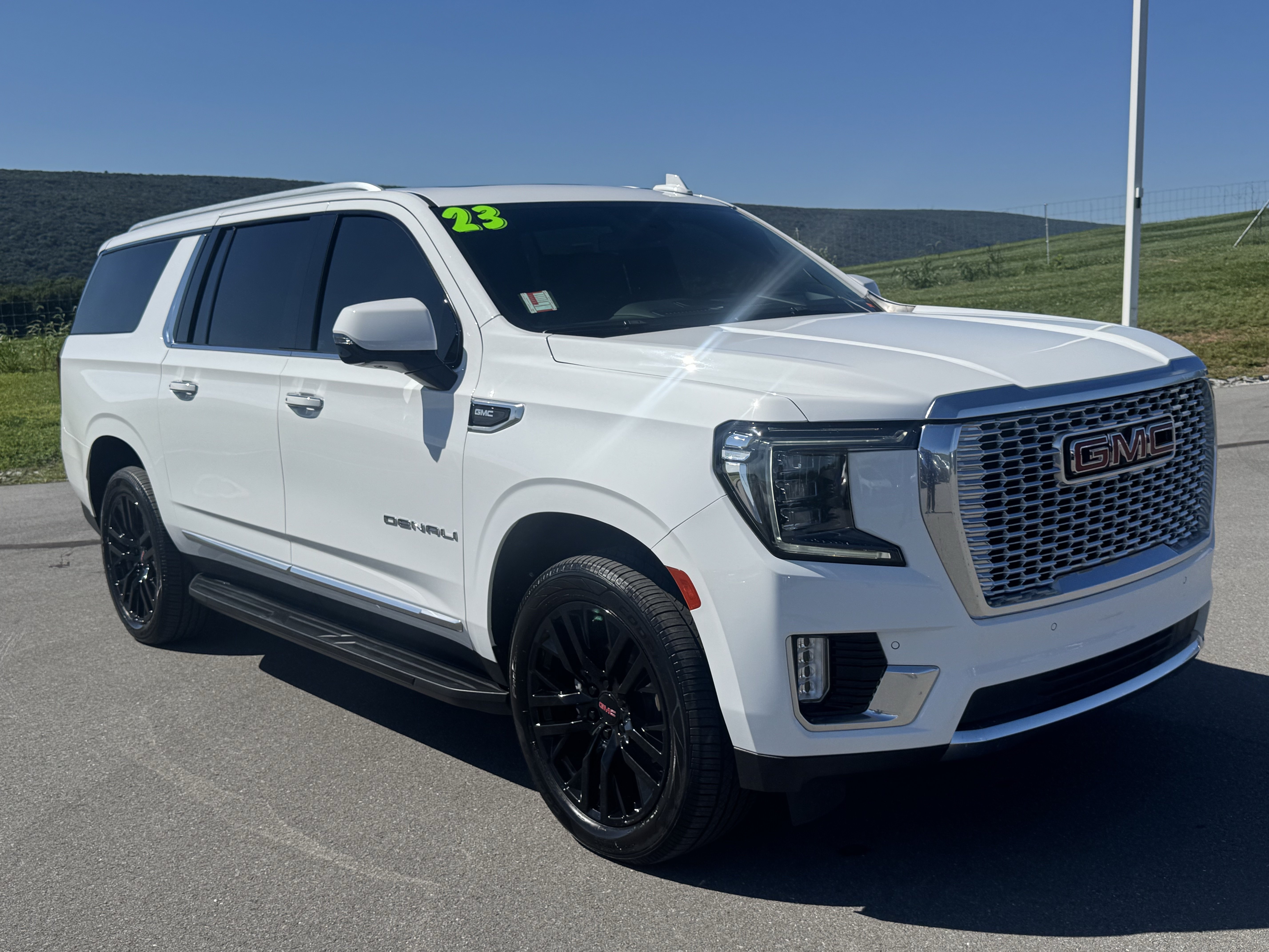 Used 2023 GMC Yukon XL Denali AWD/4WD image 1