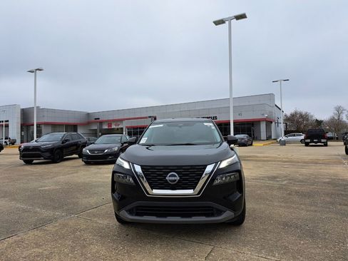 Used 2023 Nissan Rogue S image 2