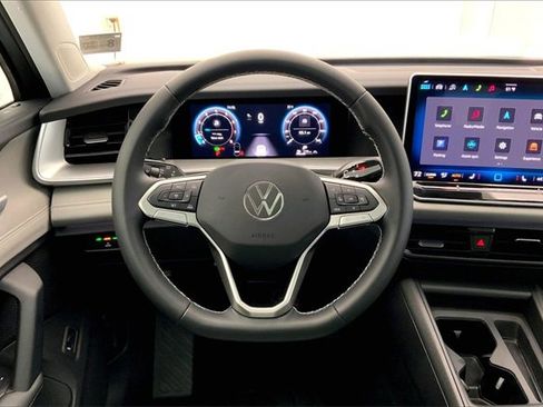 Used 2025 Volkswagen Tiguan SE w/ Panoramic Sunroof Package image 5