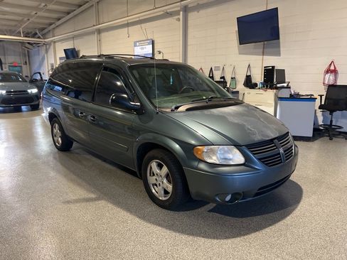 Used 2005 Dodge Grand Caravan SXT w/ Leather Interior Group image 3