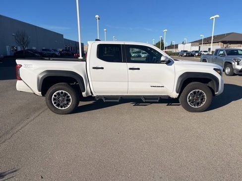 Used 2024 Toyota Tacoma TRD Off-Road image 4