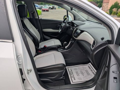 Used 2017 Chevrolet Trax LT w/ LT Convenience Package FWD image 11