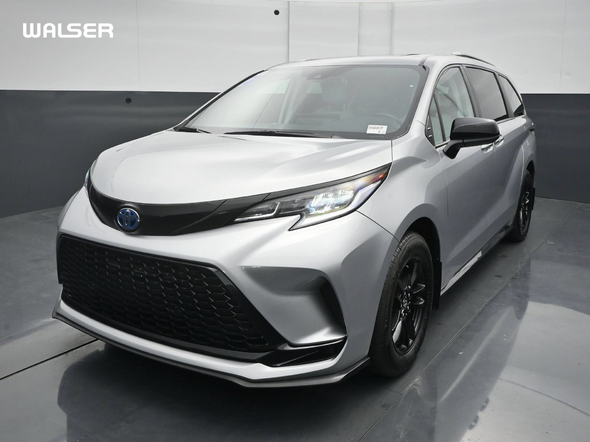 Used 2025 Toyota Sienna XSE AWD/4WD image 1