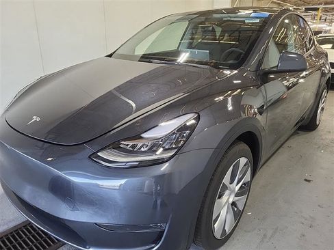 Used 2023 Tesla Model Y Long Range AWD/4WD image 3
