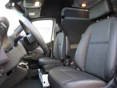 Used 2025 Mercedes-Benz Sprinter 2500 image 11