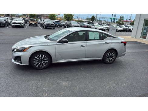 Used 2024 Nissan Altima 2.5 SV FWD image 4