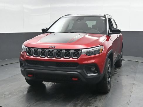 Used 2025 Jeep Compass Trailhawk AWD/4WD image 6