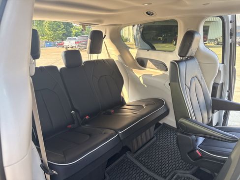 Used 2024 Chrysler Pacifica Limited w/ Uconnect Theater Family Group image 41