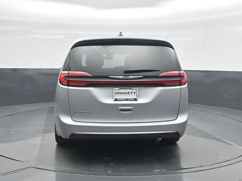 Used 2024 Chrysler Pacifica Touring-L FWD image 16