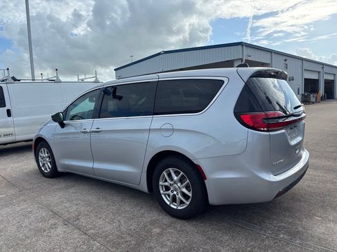 Used 2024 Chrysler Pacifica Touring-L FWD image 8