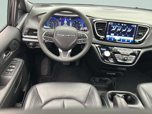 Used 2025 Chrysler Pacifica Select FWD image 11