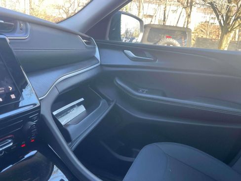 Used 2023 Jeep Grand Cherokee Laredo image 34