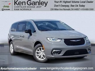 New 2025 Chrysler Pacifica Select image 1