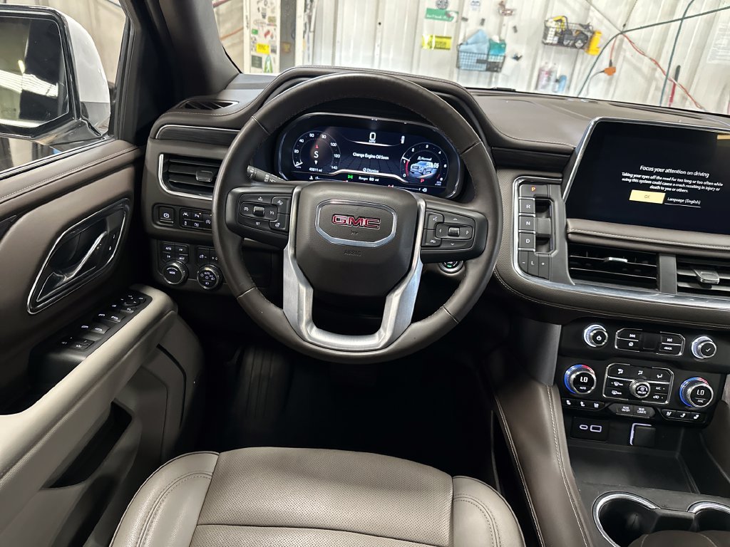 Used 2024 GMC Yukon XL SLT w/ SLT Luxury Package AWD/4WD image 17