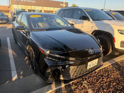 Used 2025 Toyota Camry SE FWD image 3