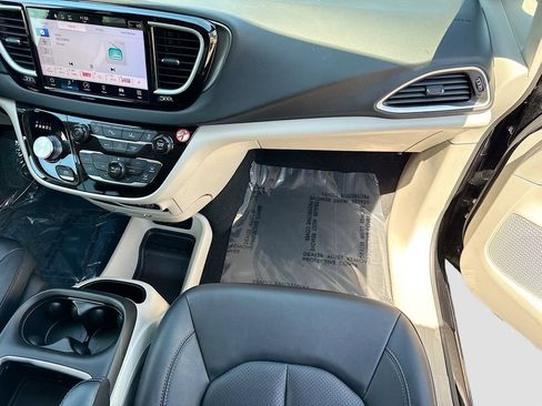 Used 2024 Chrysler Pacifica Touring-L FWD image 18