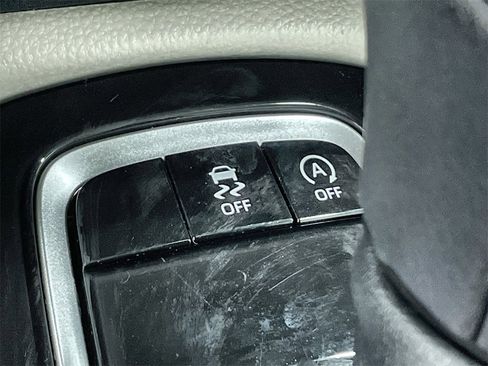 Used 2025 Toyota Corolla Cross L image 14