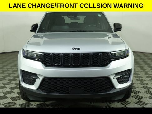 Used 2024 Jeep Grand Cherokee Altitude AWD/4WD image 10