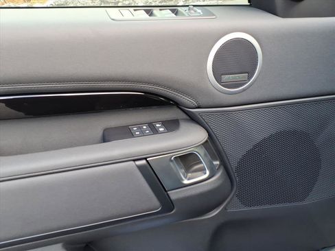 Certified 2025 Land Rover Discovery S image 10