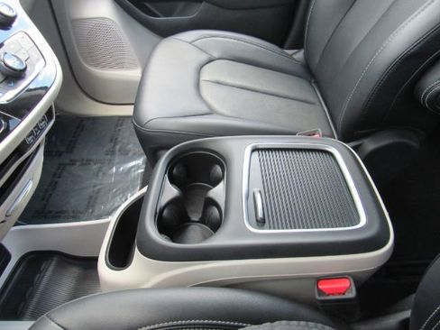 Used 2024 Chrysler Pacifica Touring-L image 47