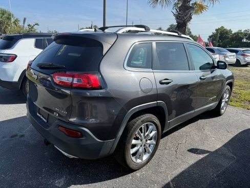 Used 2017 Jeep Cherokee Limited w/ Luxury Group FWD image 5