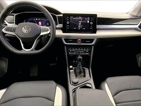 Used 2025 Volkswagen Taos SEL image 15