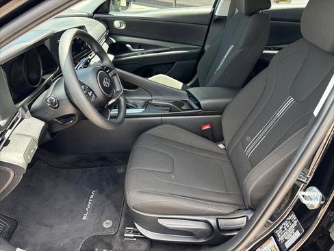 Used 2023 Hyundai Elantra SEL w/ Preferred Accessory Package FWD image 11