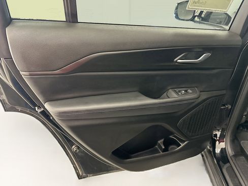 Used 2023 Jeep Grand Cherokee L Laredo image 27