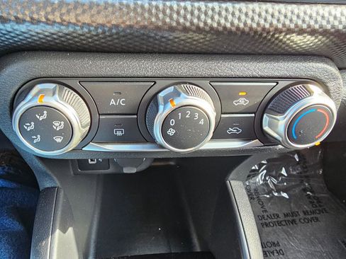 Used 2020 Nissan Kicks S image 38