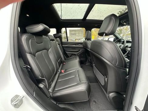 New 2025 Jeep Grand Cherokee Limited w/ Black Appearance Package AWD/4WD image 32