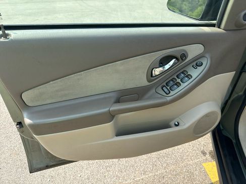 Used 2005 Chevrolet Malibu LS w/ Preferred Equipment Group FWD image 9