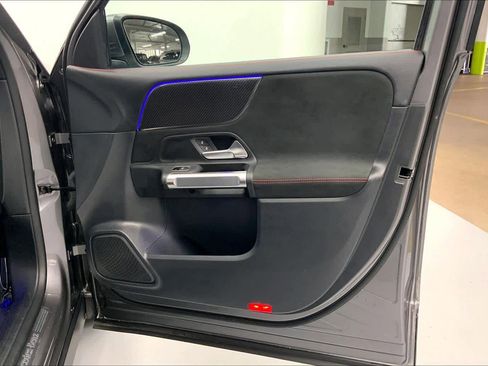 Used 2022 Mercedes-Benz GLB 250 image 9