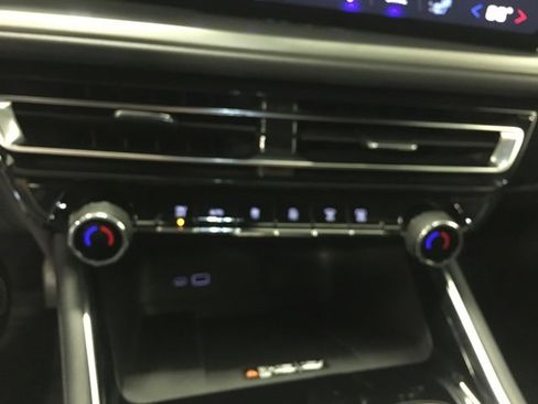 Used 2025 Chevrolet Traverse LT image 24