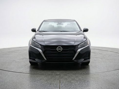 Used 2025 Nissan Altima 2.5 SV FWD image 2