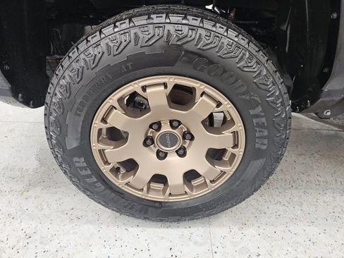 Used 2025 Toyota Tacoma TRD Sport image 7