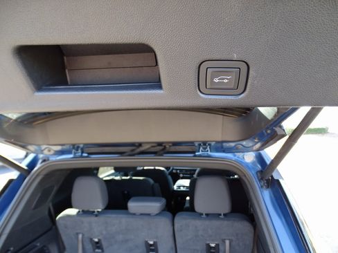 Used 2025 Chevrolet Traverse LT image 11