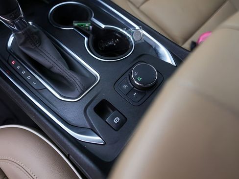 Used 2022 Chevrolet Traverse Premier FWD image 19