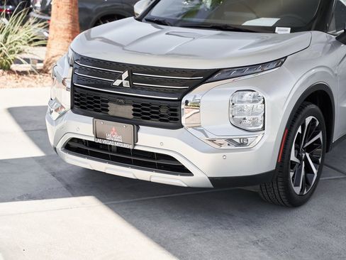 Used 2024 Mitsubishi Outlander SE image 5