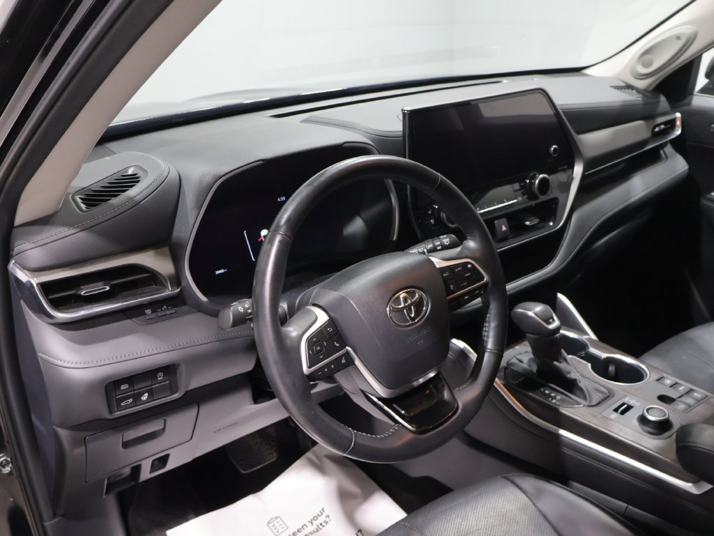 Used 2024 Toyota Highlander Limited AWD/4WD image 15