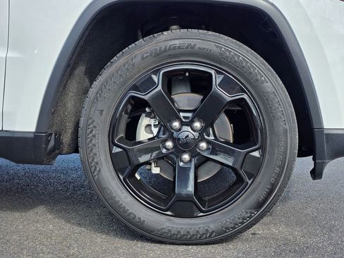 Used 2018 Jeep Grand Cherokee Laredo image 9